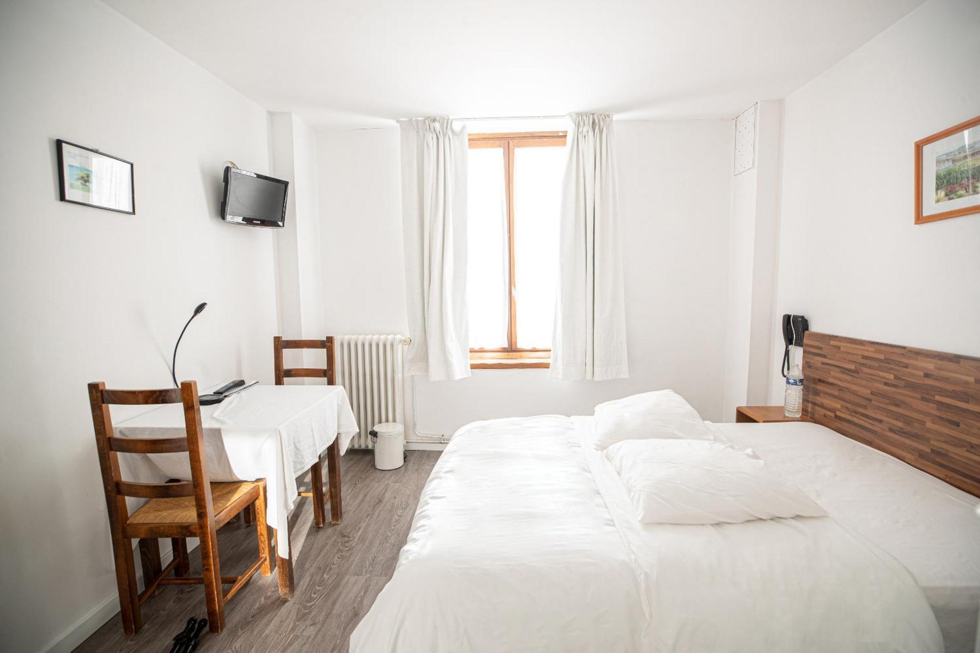 Hotel Restaurant Des 4 Ecluses Gaillon Room photo
